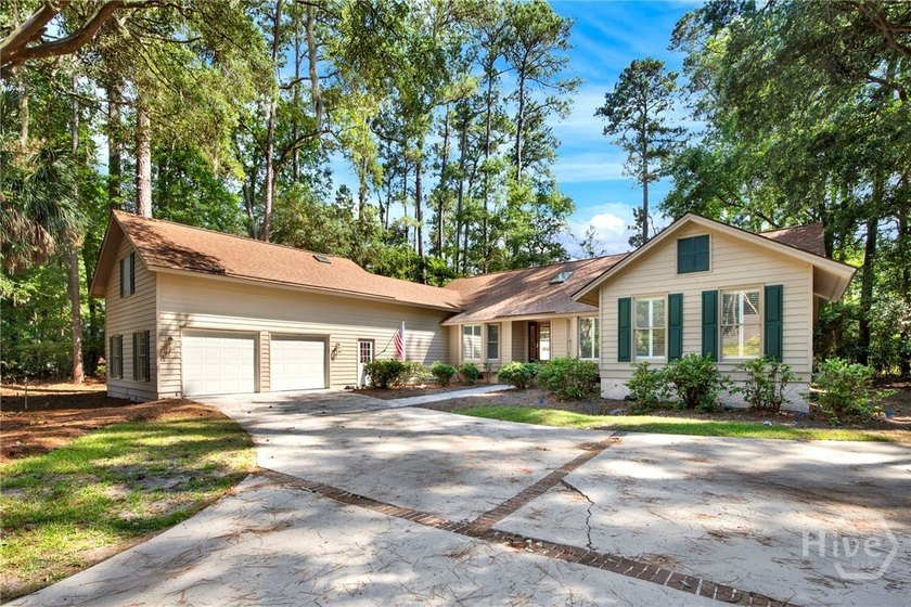 Welcome to an exceptional home in the highly sought-after - photo 2