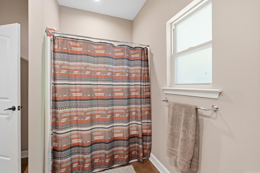 Come enjoy this spacious 3 bedroom Cabin just a short and easy - photo 25