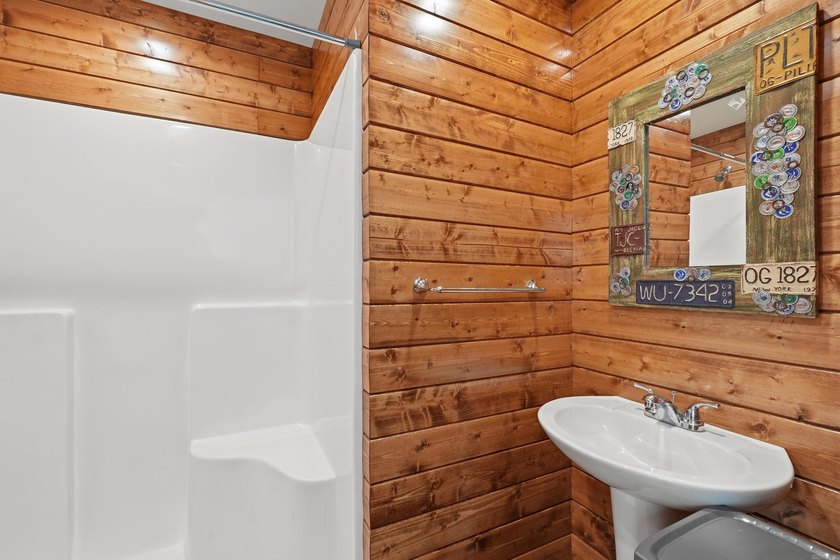 Come enjoy this spacious 3 bedroom Cabin just a short and easy - photo 33