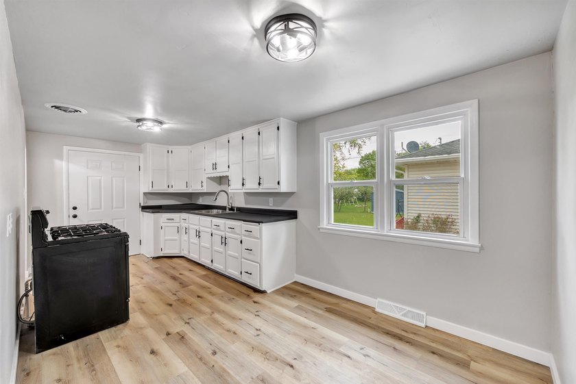 Welcome home to this beautifully remodeled 3 bed, 1 bath home in - photo 11