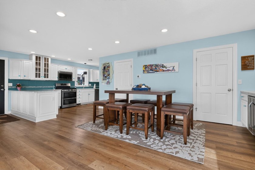 This 3-BD, 3.5-BA, 2,978-sq-ft 2-story fully renovated home - photo 13