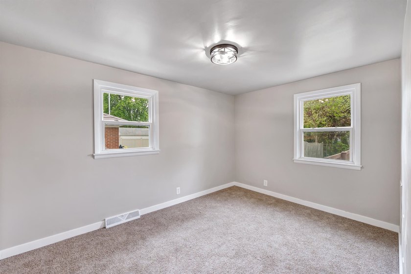 Welcome home to this beautifully remodeled 3 bed, 1 bath home in - photo 13