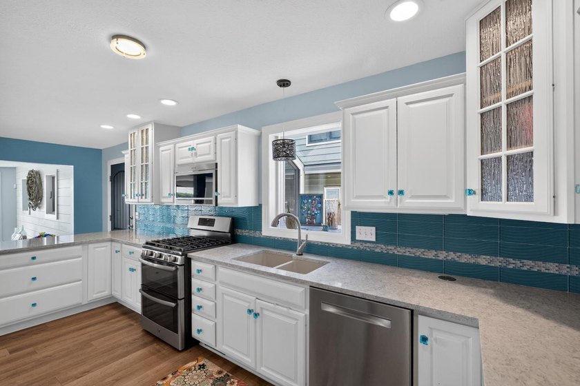 This 3-BD, 3.5-BA, 2,978-sq-ft 2-story fully renovated home - photo 15