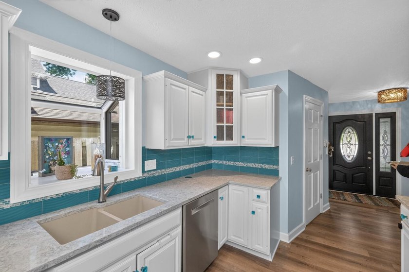This 3-BD, 3.5-BA, 2,978-sq-ft 2-story fully renovated home - photo 17