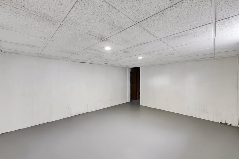 Welcome home to this beautifully remodeled 3 bed, 1 bath home in - photo 21