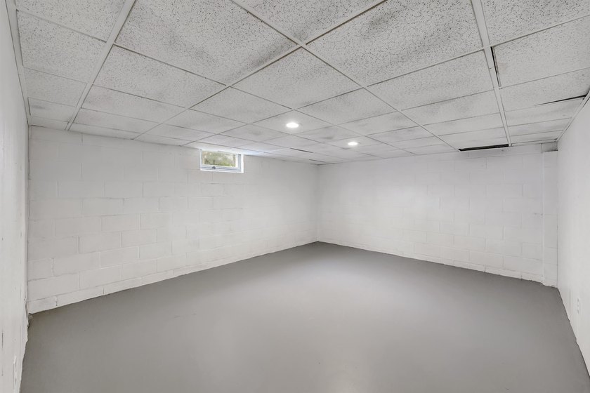 Welcome home to this beautifully remodeled 3 bed, 1 bath home in - photo 22