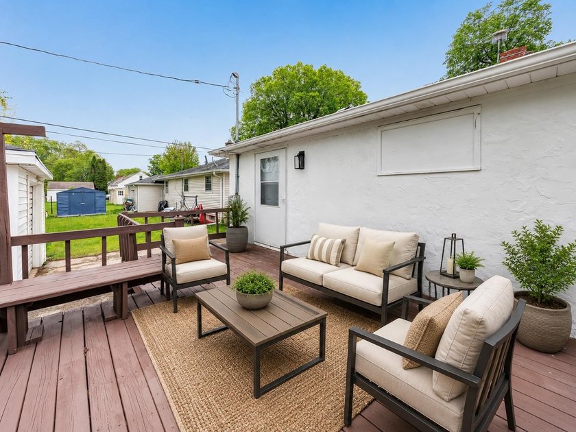 Welcome home to this beautifully remodeled 3 bed, 1 bath home in - photo 23