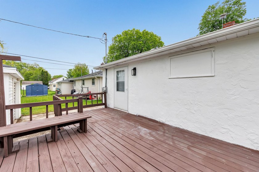Welcome home to this beautifully remodeled 3 bed, 1 bath home in - photo 24