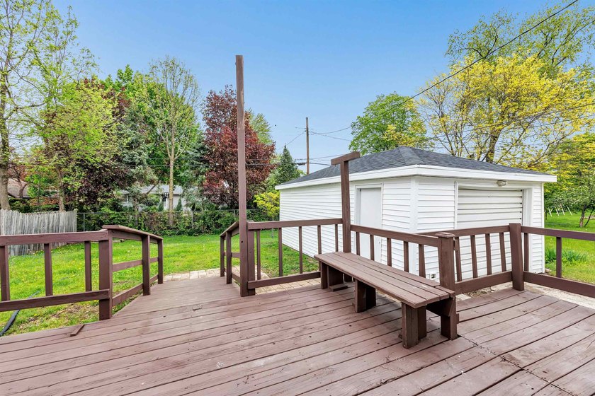 Welcome home to this beautifully remodeled 3 bed, 1 bath home in - photo 25