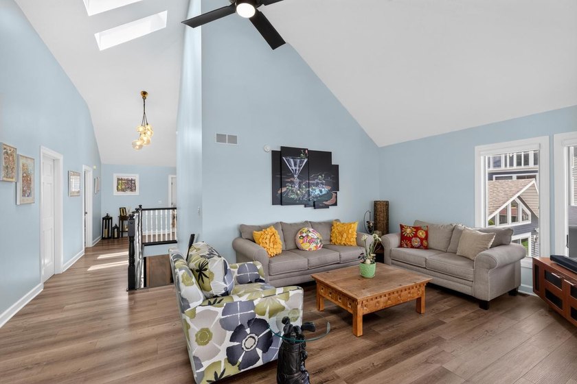 This 3-BD, 3.5-BA, 2,978-sq-ft 2-story fully renovated home - photo 29