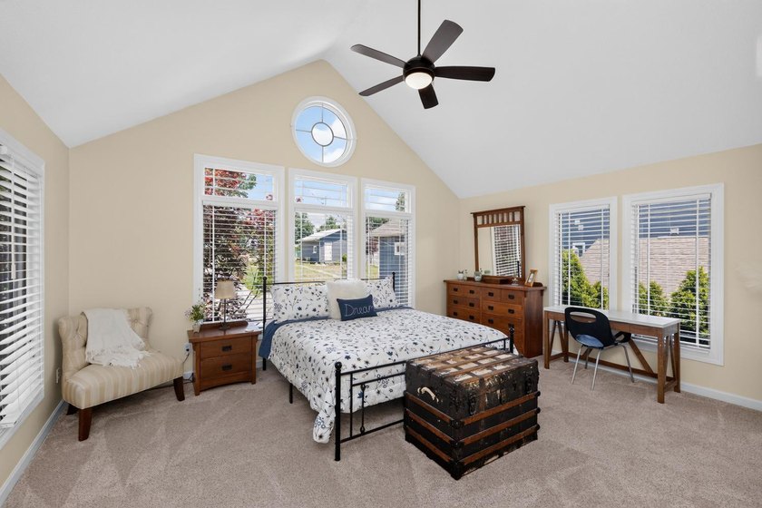 This 3-BD, 3.5-BA, 2,978-sq-ft 2-story fully renovated home - photo 30