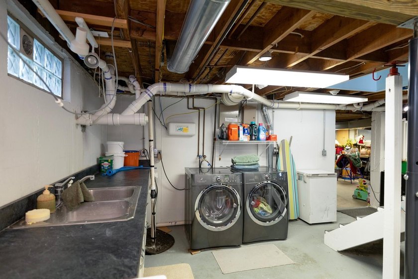 This 3-BD, 3.5-BA, 2,978-sq-ft 2-story fully renovated home - photo 38