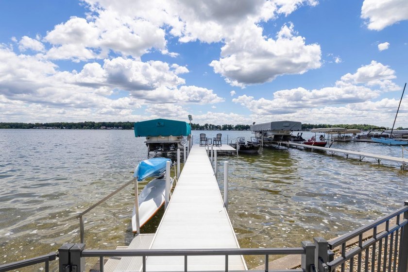 This 3-BD, 3.5-BA, 2,978-sq-ft 2-story fully renovated home - photo 39