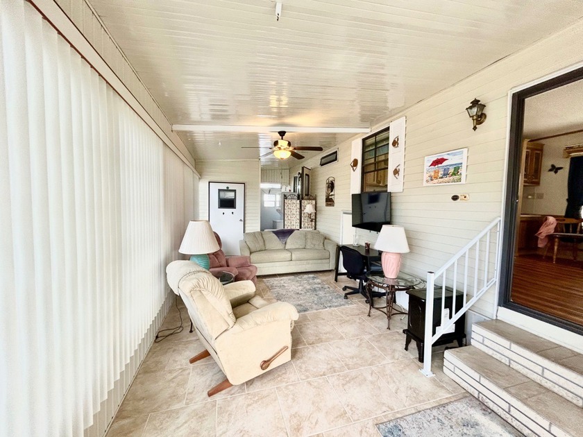 This beautifully maintained one-bedroom, one-bath mobile home - photo 3