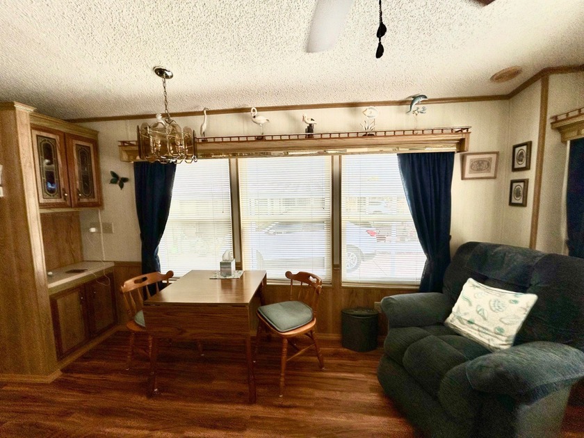 This beautifully maintained one-bedroom, one-bath mobile home - photo 7