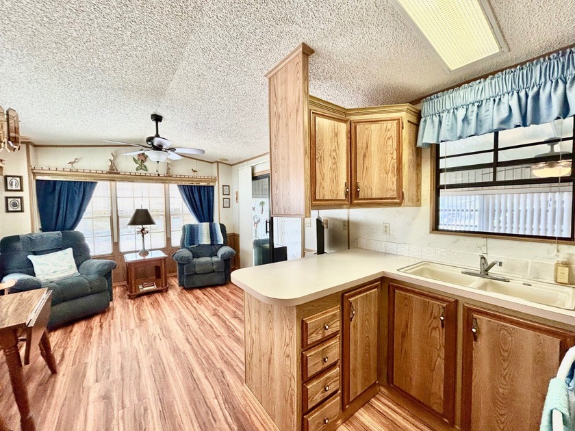 This beautifully maintained one-bedroom, one-bath mobile home - photo 10