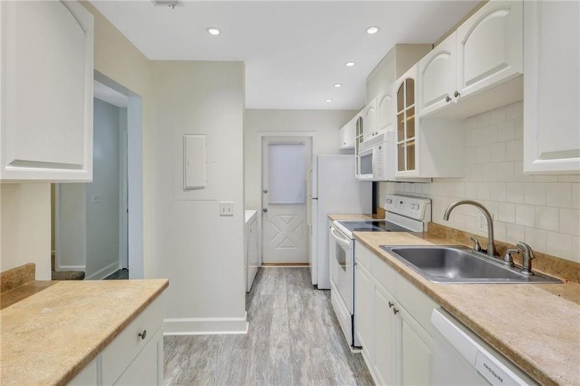 Gascoigne Condominiums are located mid-island with easy access - photo 3