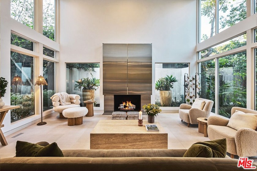 Completely rebuilt architectural residence in the guard-gated - photo 2