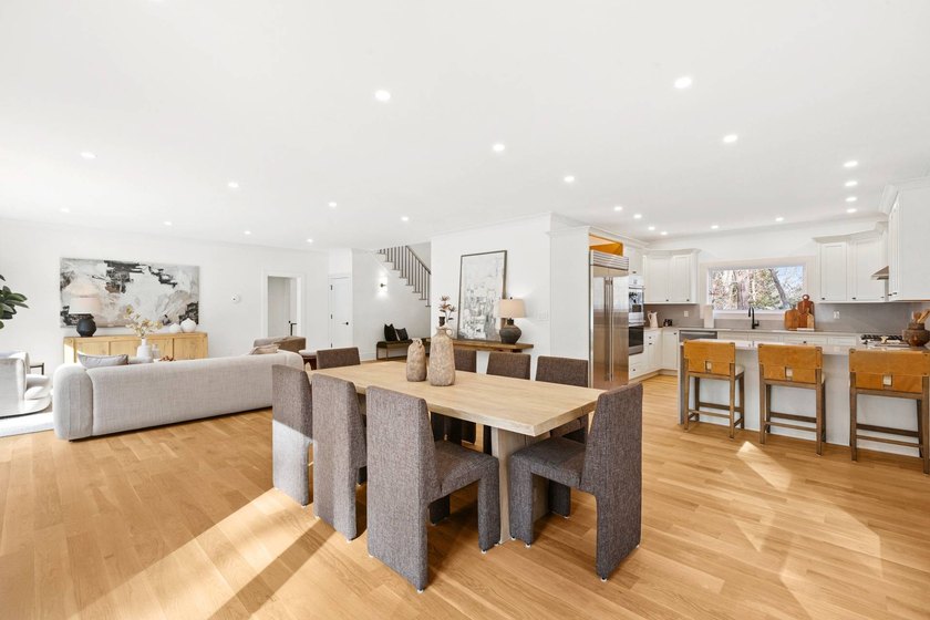 Welcome to this newly renovated, New England-inspired colonial - photo 3