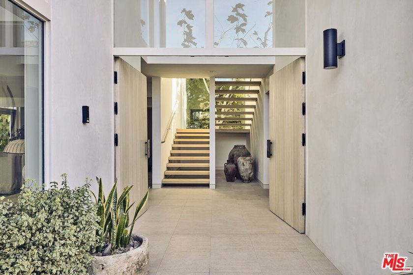 Completely rebuilt architectural residence in the guard-gated - photo 8