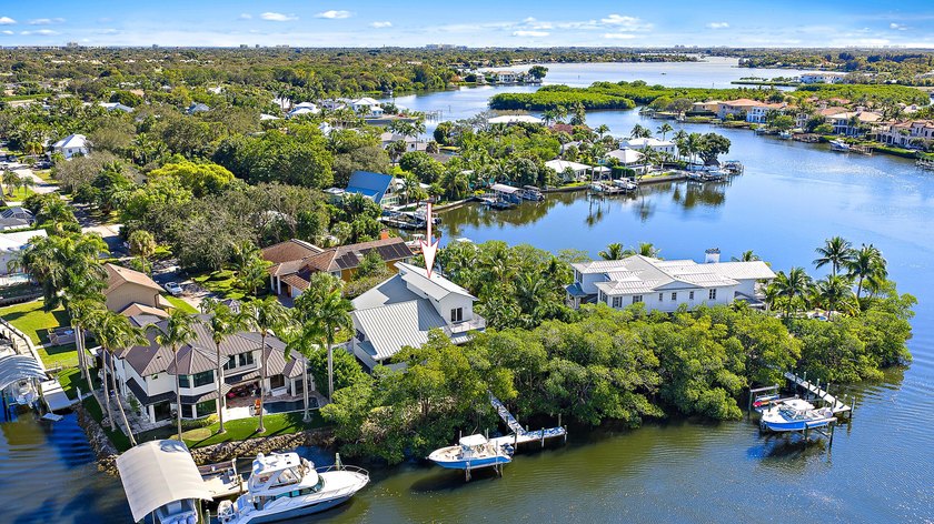 This gorgeous riverfront home boasts 100 feet of water frontage - photo 9