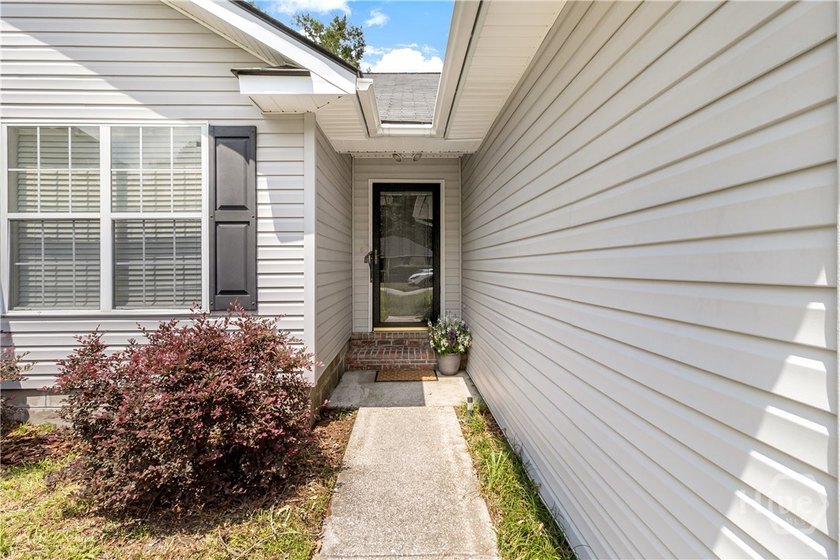 Welcome home to this beautifully maintained single-level retreat - photo 4