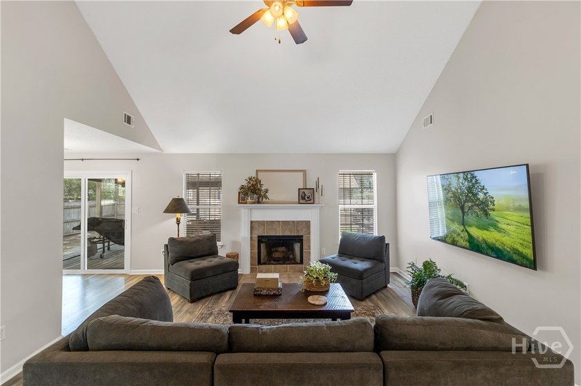 Welcome home to this beautifully maintained single-level retreat - photo 8