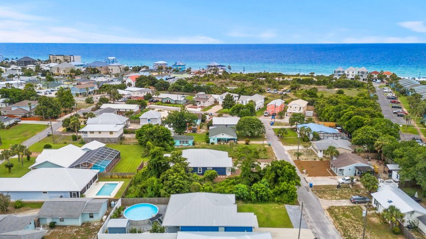 Cute and coastal! Built in 2018 and lovingly maintained by its - photo 35