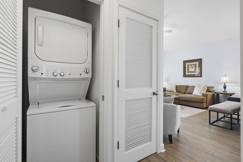 Beautiful and updated light bright third floor end unit in one - photo 23