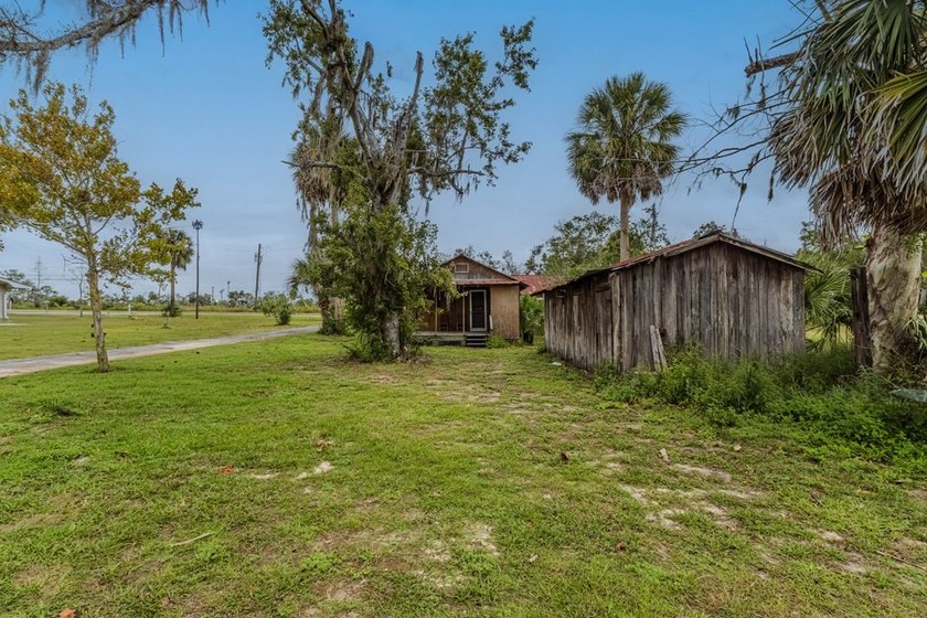 Charming old Florida cracker-style home on 4.2 acres in - photo 33