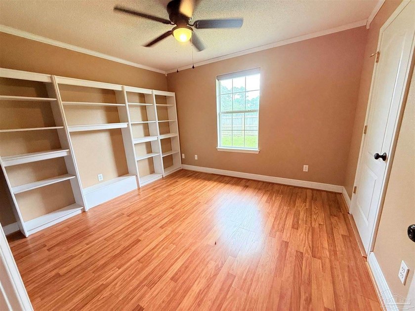 Welcome to this beautifully maintained 4-bedroom, 2-bath brick - photo 11
