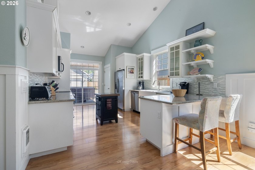 Darling, single level cottage in a quiet neighborhood - photo 11
