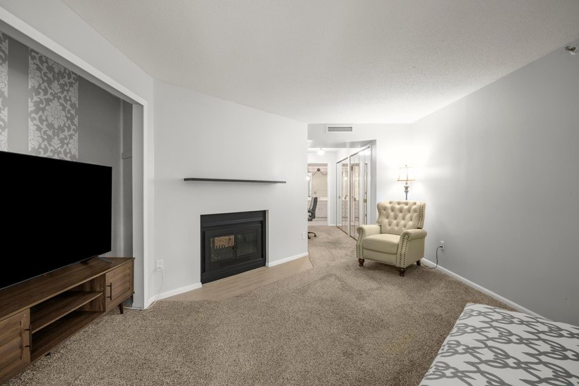 Welcome home to luxury, resort-style living at Glen Atrium - photo 12