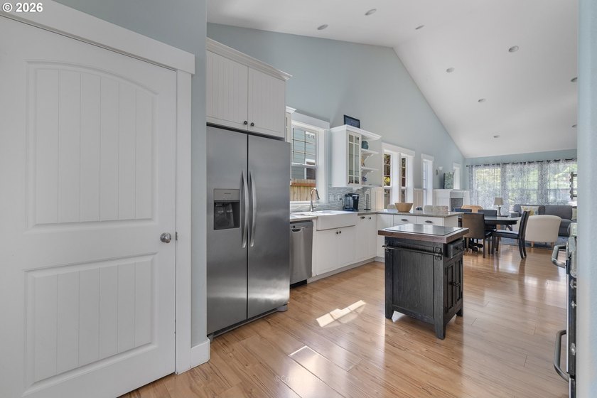 Darling, single level cottage in a quiet neighborhood - photo 12