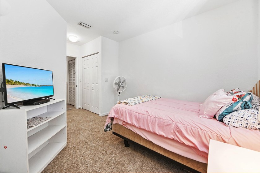 Welcome to this charming 3-bedroom, 2.5-bathroom townhouse - photo 20