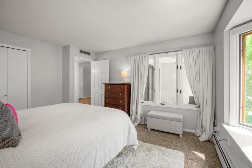 Welcome home to luxury, resort-style living at Glen Atrium - photo 20