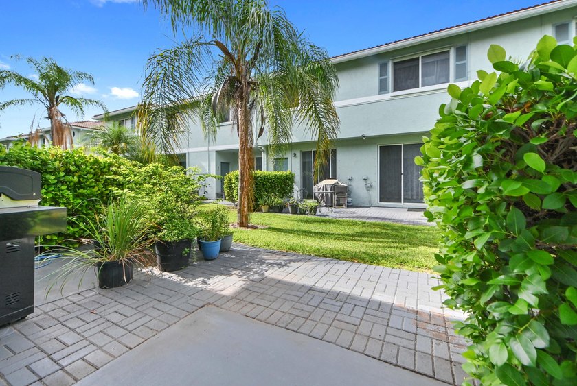 Welcome to this charming 3-bedroom, 2.5-bathroom townhouse - photo 22