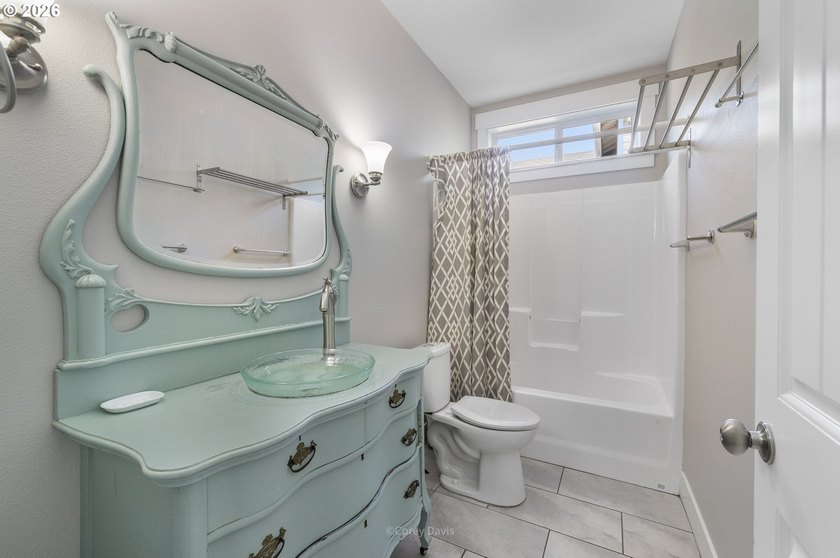 Darling, single level cottage in a quiet neighborhood - photo 22