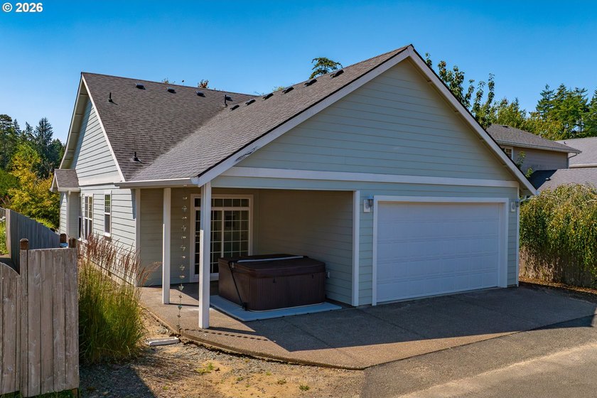 Darling, single level cottage in a quiet neighborhood - photo 24