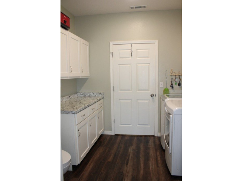 Outstanding Home in Desirable Cottonwood Road Area - Near New - photo 31