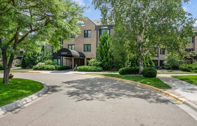 Welcome home to luxury, resort-style living at Glen Atrium - photo 40