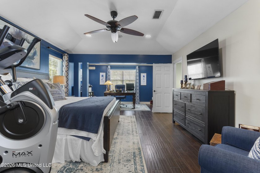 Stunning Bayou View Beauty with Custom Features &amp; Entertainer's - photo 43