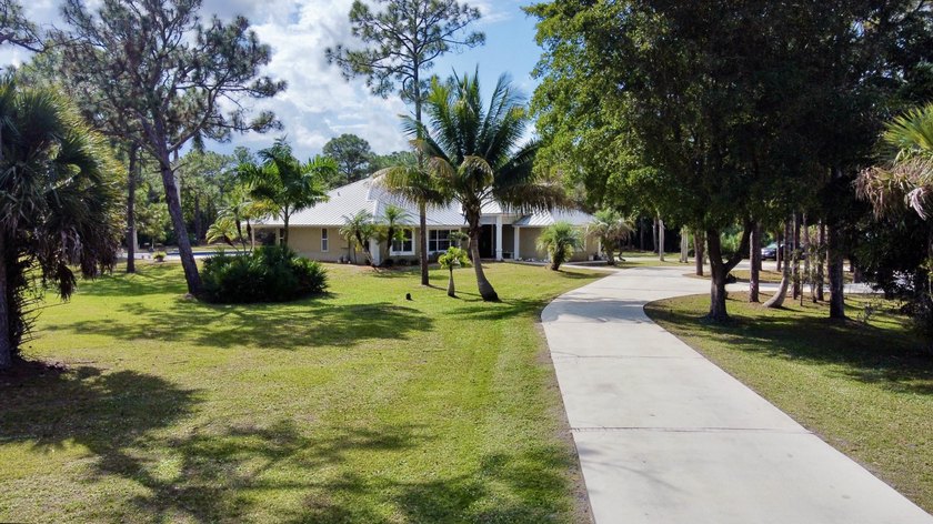 Original owner/builder of this superbly built home on 6.79 high - photo 2