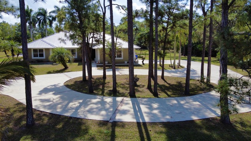 Original owner/builder of this superbly built home on 6.79 high - photo 4