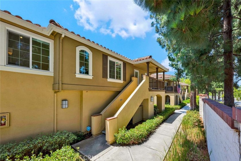 Welcome to 186 Gallery Way, a Turnkey Home Located in the Highly - photo 3