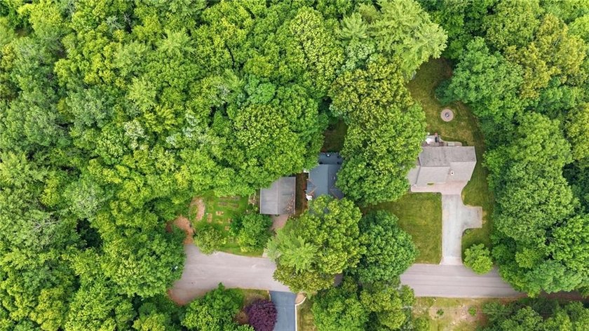 BEAUTIFUL CUSTOM BUILT HOME ON A CUL-DE-SAC WITH 1.6 ACRES OF - photo 11