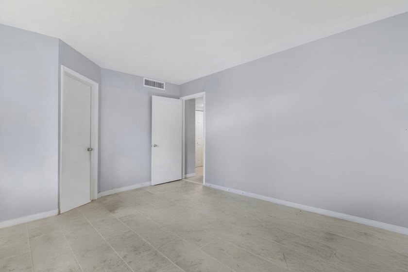 This charming 2 bed/2 bath 1st floor condo is ready for its next - photo 15