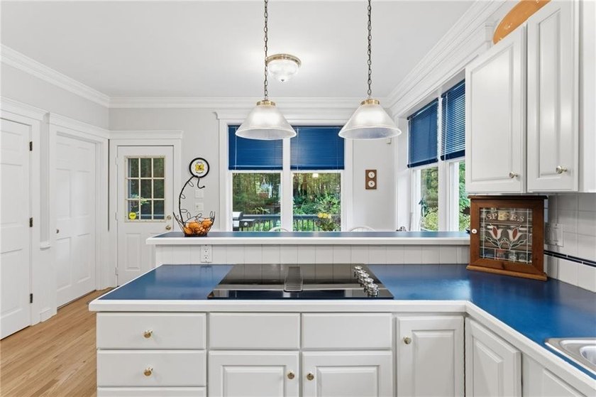 BEAUTIFUL CUSTOM BUILT HOME ON A CUL-DE-SAC WITH 1.6 ACRES OF - photo 23