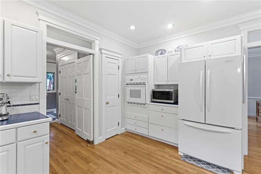 BEAUTIFUL CUSTOM BUILT HOME ON A CUL-DE-SAC WITH 1.6 ACRES OF - photo 24