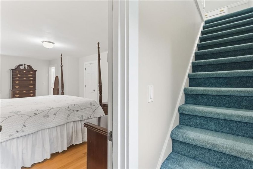 BEAUTIFUL CUSTOM BUILT HOME ON A CUL-DE-SAC WITH 1.6 ACRES OF - photo 29